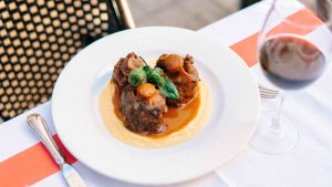 Rabo de toro guisado con parmentier de patatas 